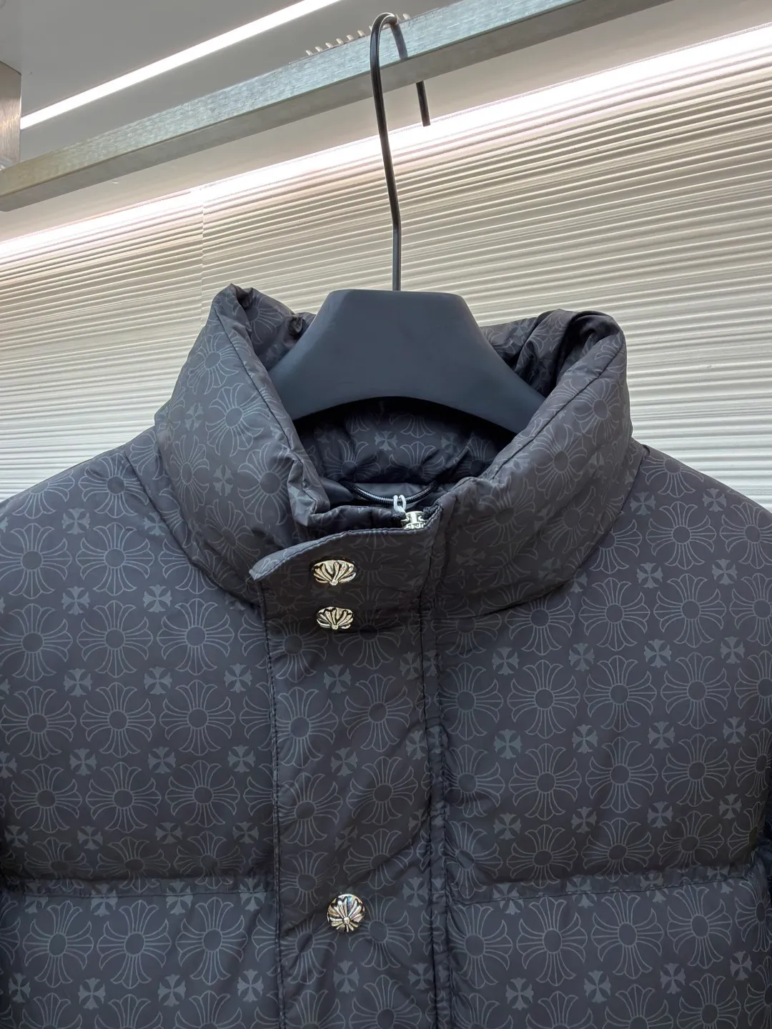 Chrome Hearts Dark Pattern Silver Buckle Down Jacket ●Item No.: 1680822-D60 ●Fabric: Nylon Fabric ●Technology: Handmade Tailoring ●Version: Fitted ●Weight: Approximately 915g ●Size: S-M-L-XL ●Description: Made of imported nylon printed dark pattern fabric, high neckline to prevent wind and cold, double-layer liner to prevent velvet, excellent warmth retention Counter-position tailoring, double placket zippers and snap buttons, hand-stitched genuine leather main label, every detail reveals low-key luxury! The top version, with an internal charge of about 380 grams, national standard 95 white goose down, fluffy and warm, feels good, and the upper body is not bloated and can be controlled at will. The version is restored, and all kinds of hardware accessories, cross zippers, are all customized and molded, oxidized and distressed! The overall wiring is straight and delicate, the fabric is comfortable and soft, and the color is consistent without color difference. It can be matched with the same style to create a fashionable look and control various occasions. Customized accessories, complete with three standards, same style for men and women!